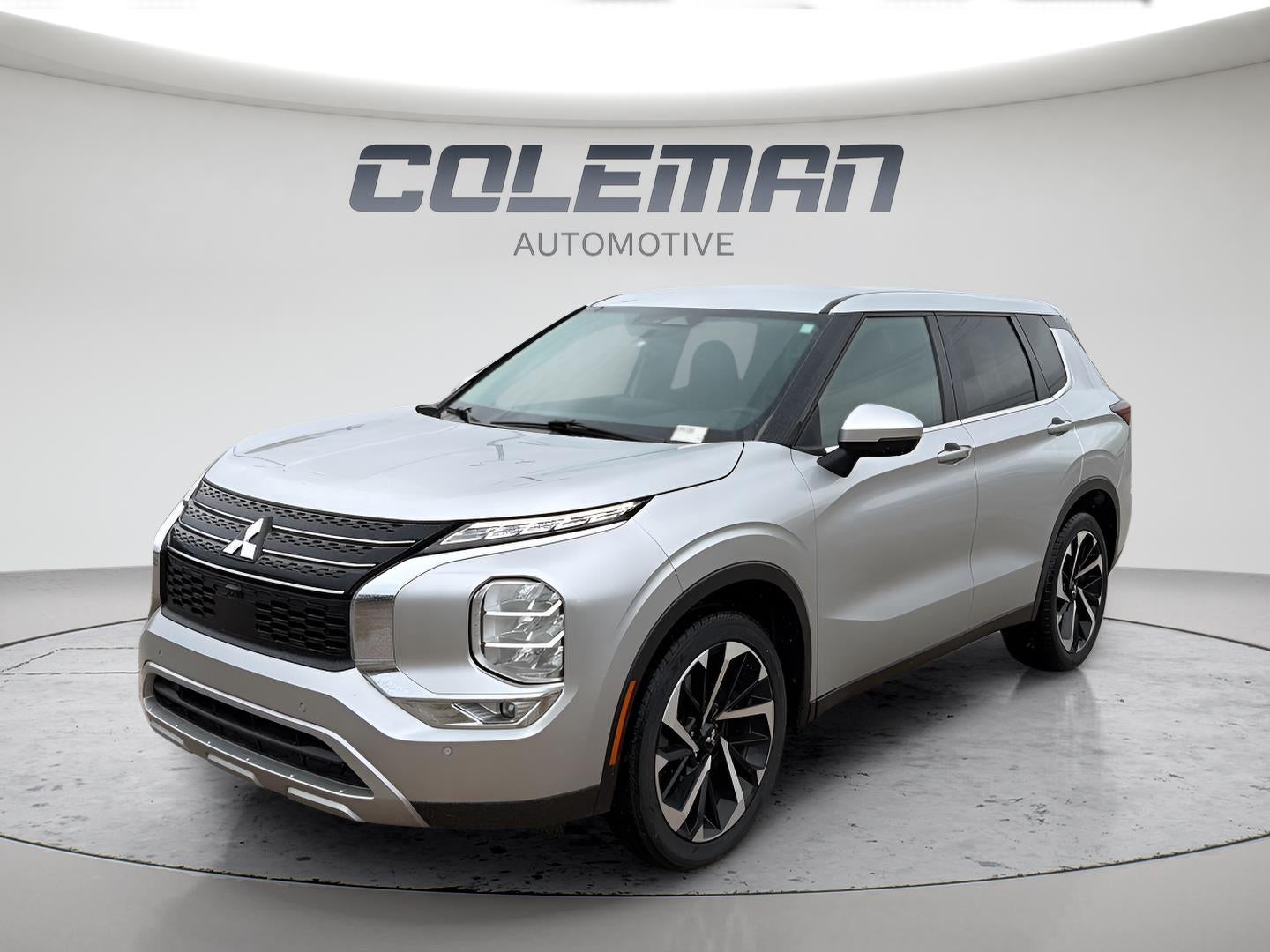 2024 Mitsubishi Outlander SE in Silver — front three-quarter view